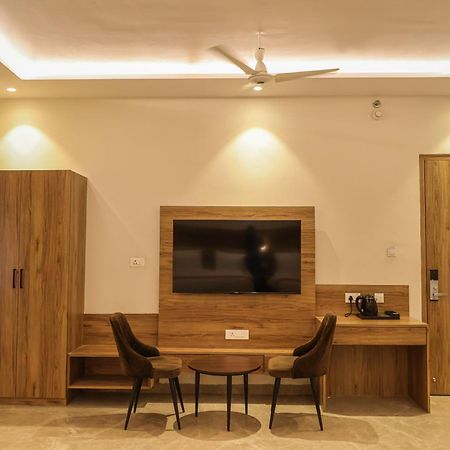 Hotel Ss Grand Канпур Экстерьер фото