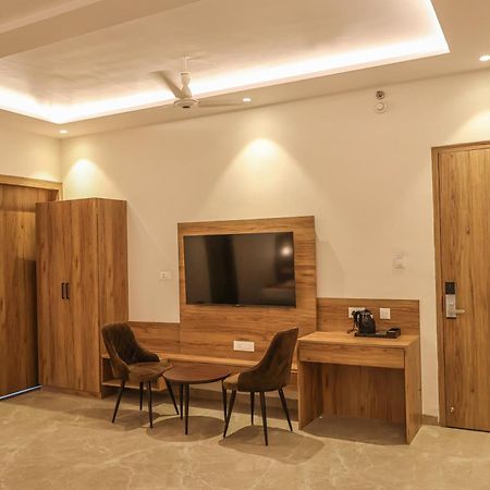 Hotel Ss Grand Канпур Экстерьер фото