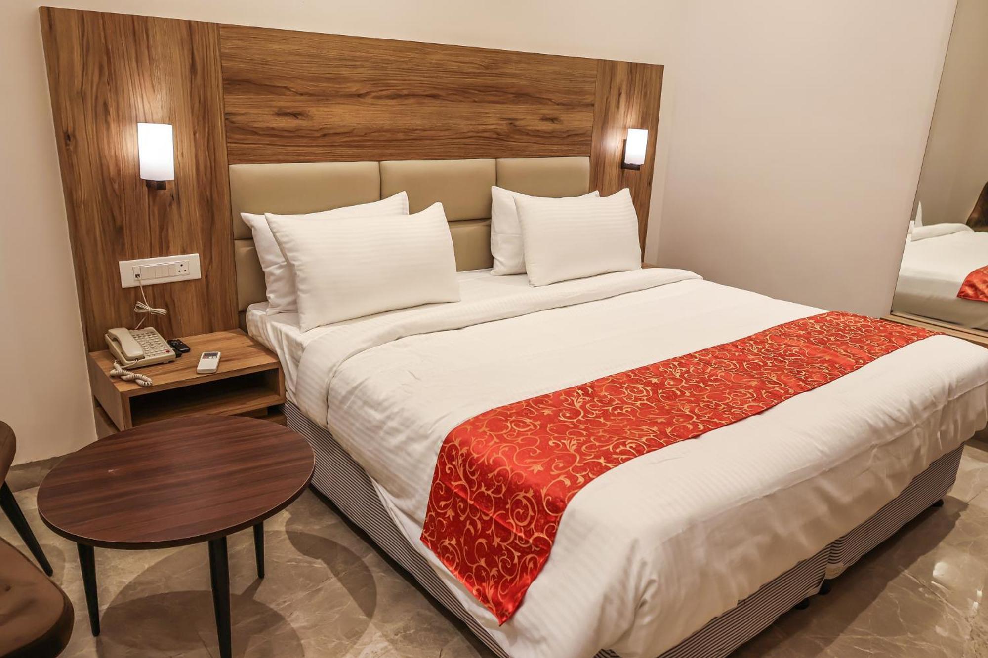 Hotel Ss Grand Канпур Экстерьер фото