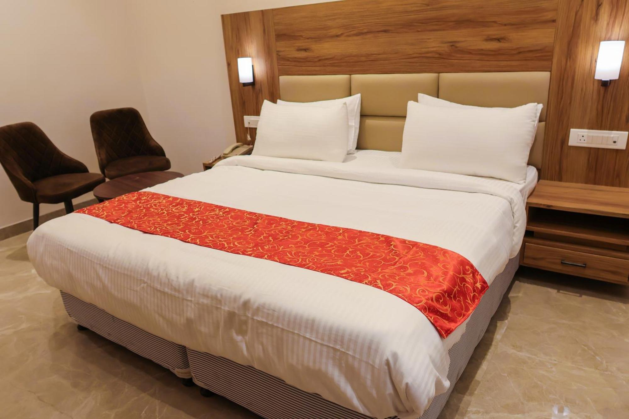 Hotel Ss Grand Канпур Экстерьер фото