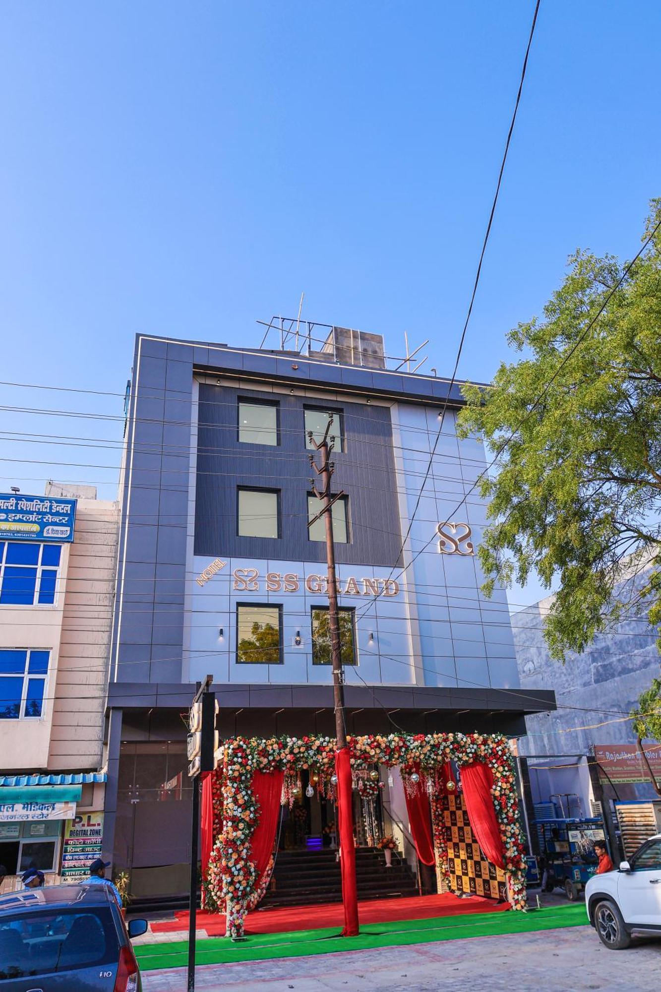 Hotel Ss Grand Канпур Экстерьер фото